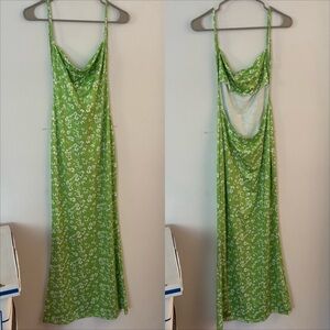 bright green and white floral open back satin silk spring flowy maxi dress💚